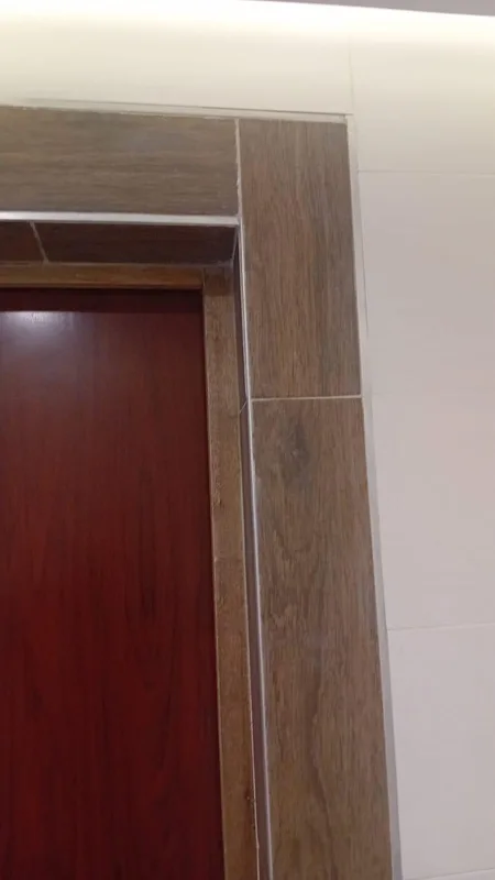Détail d'encadrement de porte palière après pose