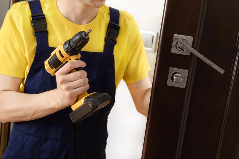Serrurier professionnel en intervention — Dépannage Serrurerie Lyon, Lyon