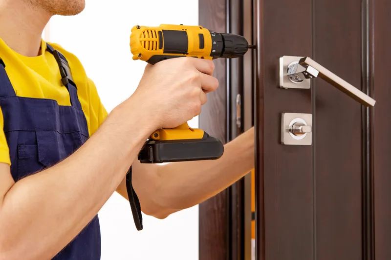 Serrurier professionnel en intervention — Dépannage Serrurerie Lyon, Lyon